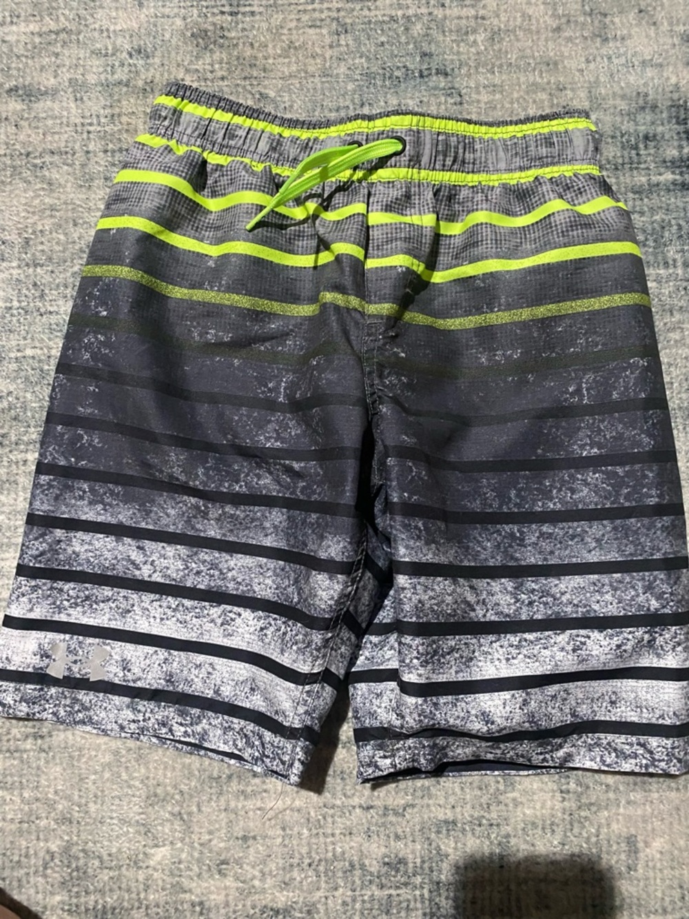 NWOT Under Armour Boys stripes Swim Shorts  size medium